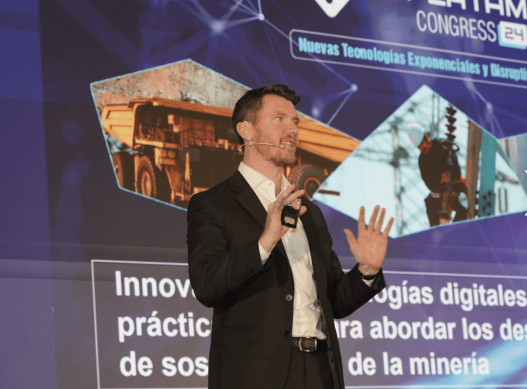 Doug expone en Perú