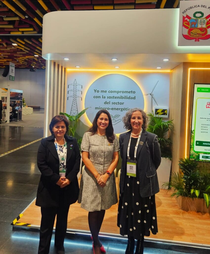 Ivonne Villafana, from TIQ-Peru, Mayra Figueroa, Peru’s Vice Minister of Energy and Mines, and Francisca Rivero, General Manager SMI Chile.
