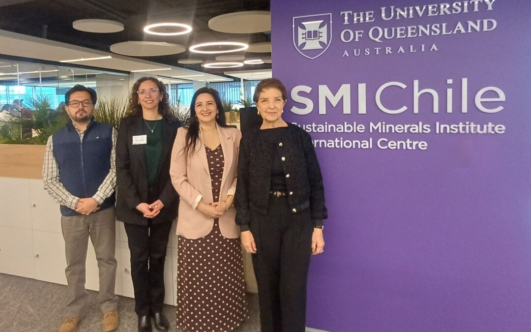 Gloria Hutt and Rodrigo Sanhueza speak at SMI Chile water management workshop